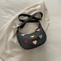 Bolso hobo negro de media luna con parches de corazón y correa ajustable - Negro