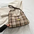 Sac sous l'aisselle en tweed à carreaux marron avec logo doré et chaîne en cuir - Kaki