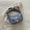 Bolso de media luna azul con parches de corazones coloridos y correa ajustable - Azul
