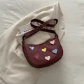 Bolso medialuna burdeos con parches de cuero de corazones coloridos y correa ancha ajustable - Rojo