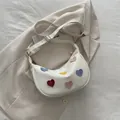 Bolso de media luna blanco en cuero PU con parches de corazones y correa ajustable - Blanco