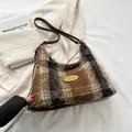 Sac sous les aisselles en peluche à carreaux marron avec chaîne dorée et cuir - Marron