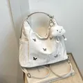 Borsa a spalla bianca a farfalla con texture a pieghe e ciondolo a nuvola soffice - Con Ciondolo a Nuvola / Bianco