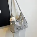 Borsa tote argento metallizzato con farfalle dorate e ciondolo a nuvola, variante - Con Ciondolo a Nuvola / Argento