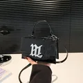 Damenhandtasche in Schwarz mit Krokodilmuster, gotischem Logo und Schultergurt - Schwarz