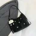Borsa tote nera plissettata con farfalle argentate e ciondolo a nuvola di peluche - Con Ciondolo a Nuvola / Nero