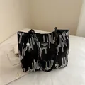 Grande borsa tote nera con ricami a onde colorate e tracolla a catena chic - Stile Tote Grande Capacità / Nero