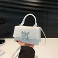 Weiße Handtasche aus Kunstkrokodilleder mit silbernem Gothic-Logo und Tragegriff - Weiß