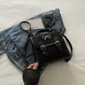 Mini zaino nero chic con motivo a cuori rossi e fiocco argento, versatile per donna - Cuore Nero