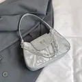 Borsa sottobraccio argento con motivo marmorizzato e fibbia a farfalla in metallo - Argento