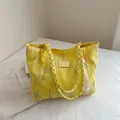 Borsa tote gialla trapuntata con ricami colorati e nappa bianca decorativa - Stile Tote Grande Capacità / Giallo