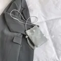 Mini Umhängetasche in Marmorgrau mit Perlenverschluss und floralem Quastenanhänger - Silber