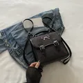 Zaino alla moda nero con motivi a cuori rossi e fibbia a fiocco in argento per donna - Cuore Grigio
