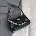 Borsa sottobraccio nera lucida con fibbia a farfalla e doppia catena in metallo - Nero