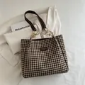 Bolso tote de pata de gallo marrón y blanco con asas de cuero y detalles dorados - Caqui