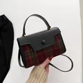 Sac à bandoulière rétro chic en laine écossaise verte et rouge avec cuir noir - Rouge