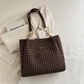 Bolso tote de pata de gallo negro y marrón con correas de cuero y cadena metálica dorada - Marrón