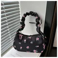 Détail d'un petit sac carré noir avec motifs de roses roses et poignée plissée - Noir