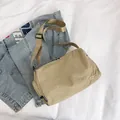 Sac bandoulière minimaliste en nylon kaki avec sangle réglable et logo brodé - Khaki