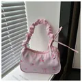 Détail du sac floral rose avec motif de roses et poignée nuage à volants - Rose