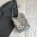 Borsa a secchiello con paillettes argento e tracolla grigia regolabile da donna - Argento