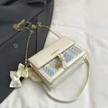Cremeweiße Umhängetasche mit Tweed-Klappe, Goldkette und dekorativer Schleife - Weiß Mit Band