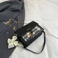 Elegante schwarze Kettentasche mit mehrfarbigem Tweed-Panel und Schleifen-Detail - Schwarz Mit Band