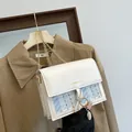 Weiße und hellblaue gewebte quadratische Umhängetasche mit goldener Kette für Damen - Weiß ohne Band