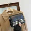 Schwarze Umhängetasche mit Kette und Chanel-Stil Webmuster und Goldaufschrift - Schwarz ohne Band