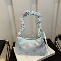 Borsa sottospalla azzurra a fiori con rose rosa e manico a nuvola increspato - Blu