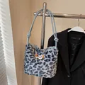 Borsa a spalla in ecopelliccia leopardata blu con toppa cucciolo e tracolla con nodo - Stile Leopardato Grigio / Blu