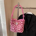 Borsa a secchiello in peluche leopardata rosa con ricamo a cane e manico in corda - Rosa