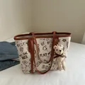 Elegante borsa tote bianco crema con manici marroni e grazioso ciondolo a forma di orso - Con Ciondolo / Marrone