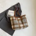 Sac cabas en tweed à carreaux marron avec anses en cuir et clous pour l'hiver - À Carreaux Gris
