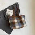 Blauw en bruin geruite tweed shopper met pluche textuur en bruine leren hengsels - Blauw Geruit