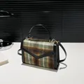 Groen-bruine geruite crossbodytas met zwarte leren bies en een V-vormige flap - Groen