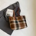 Sac cabas à carreaux marron et noir avec texture laine et anses en similicuir - Carreaux Marron