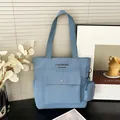 Lichtblauwe canvas draagtas met voorvak en bijpassende kleine portemonnee-hanger - Blauw