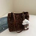 Sac fourre-tout à motif léopard avec poignées en cuir marron et breloque peluche - Marron