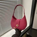 Elegante bolso bandolera de media luna rojo rosa con cierre de metal dorado - Rosa intenso