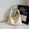 Chique crèmewitte lederen hobo tas met verstelbare riem en textuurafwerking - Broken Wit