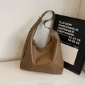 Minimalistische grote shopper in donkerbruin imitatieleer met verstelbare riem - Khaki