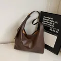 Donkerbruine hobo-tas met vintage leerstructuur en verstelbare schouderriem - koffiekleur