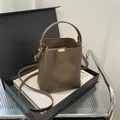 Sac seau minimaliste en cuir mat marron foncé avec poignée et bandoulière réglable - Marron