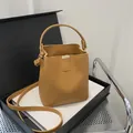 Sac seau en similicuir camel avec gaufrage mode et détails métalliques dorés - Marron