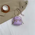 Schicke lila gesteppte Mini-Beuteltasche mit Herzanhänger und goldener Kette - Lila