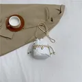 Weiße gesteppte Beuteltasche mit goldener Kette und Herz-Anhänger für Damen - Weiß