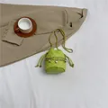 Lindgrüne Stepp-Beuteltasche mit goldener Herzkette und Metall-Schulterriemen - Grün