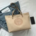 Minimalistische beige Canvas-Tragetasche mit braunem OK YF-Druck und dünnen Schultergurten - Khaki