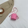 Rosa gesteppte Mini-Beuteltasche mit Kettenriemen und Kordelzug in schickem Design - Rosa